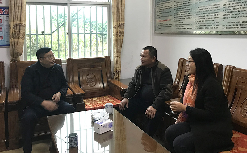 6686体育公司慰问组听取驻村第一书记和村两委班子对扶贫工作的意见与建议