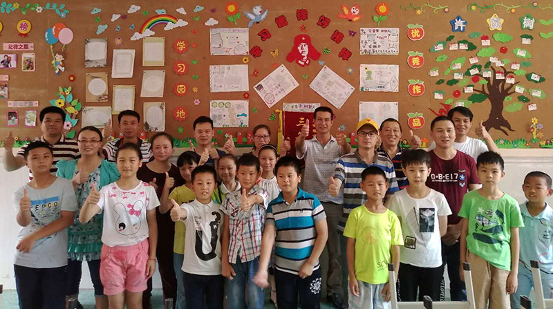 志愿者、家长及小朋友们集合，进行现场分工