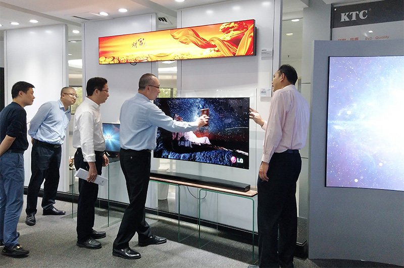 坂田街道办党工委副书记、办事处主任林逸涛一行参观6686体育产品展厅