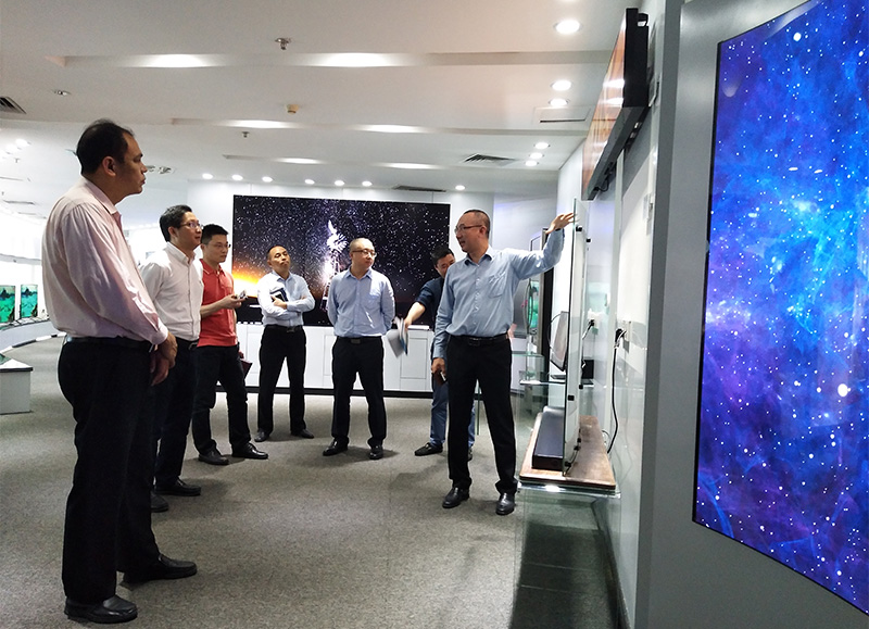 坂田街道办党工委副书记、办事处主任林逸涛一行听取6686体育董事长凌斌先生介绍产品